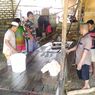 Lapak Terseret Banjir, Pedagang Pasar Parteker Pamekasan Berjualan di Jalan
