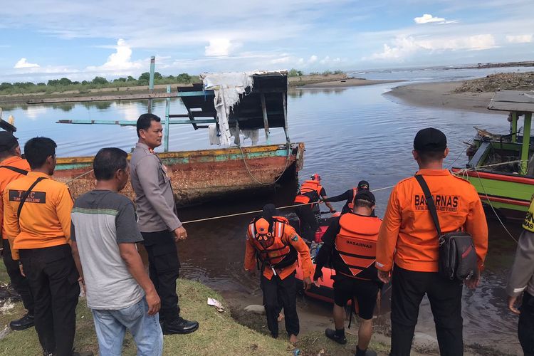 Tim terpadu melakukan pencarian nelayan yang hilang di Linggo Sari Baganti, Pesisir Selatan, Minggu (16/7/2023)