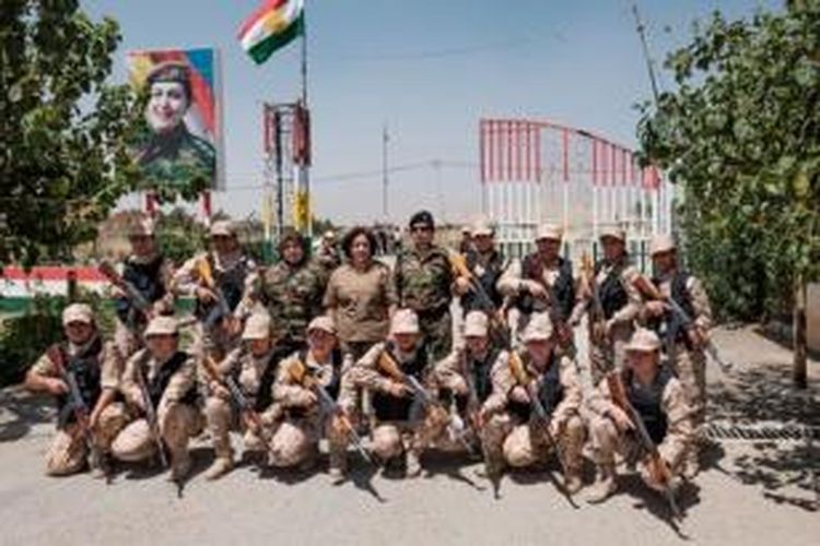 Batalyon ke-2, pasukan perempuan Kurdi yang sangat ditakui ISIS. Mereka berfoto bersama di markas mereka di kota Sulaymanah, Kurdistan, Irak bersama sang komandan Nahida Ahmad Rashid (berdiri, nomor empat dari kiri).