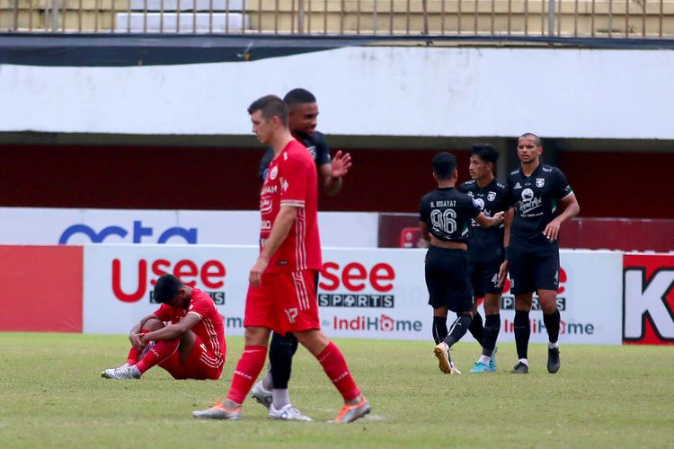 Pemain Persija Jakarta tertunduk lesu karena Persebaya Surabaya berhasil menyamakan kedudukan saat pertandingan pekan ke-15 Liga 1 2022-2023 yang berakhir dengan skor 1-1 di Stadion Maguwoharjo Sleman, Jumat (16/11/2022) sore.