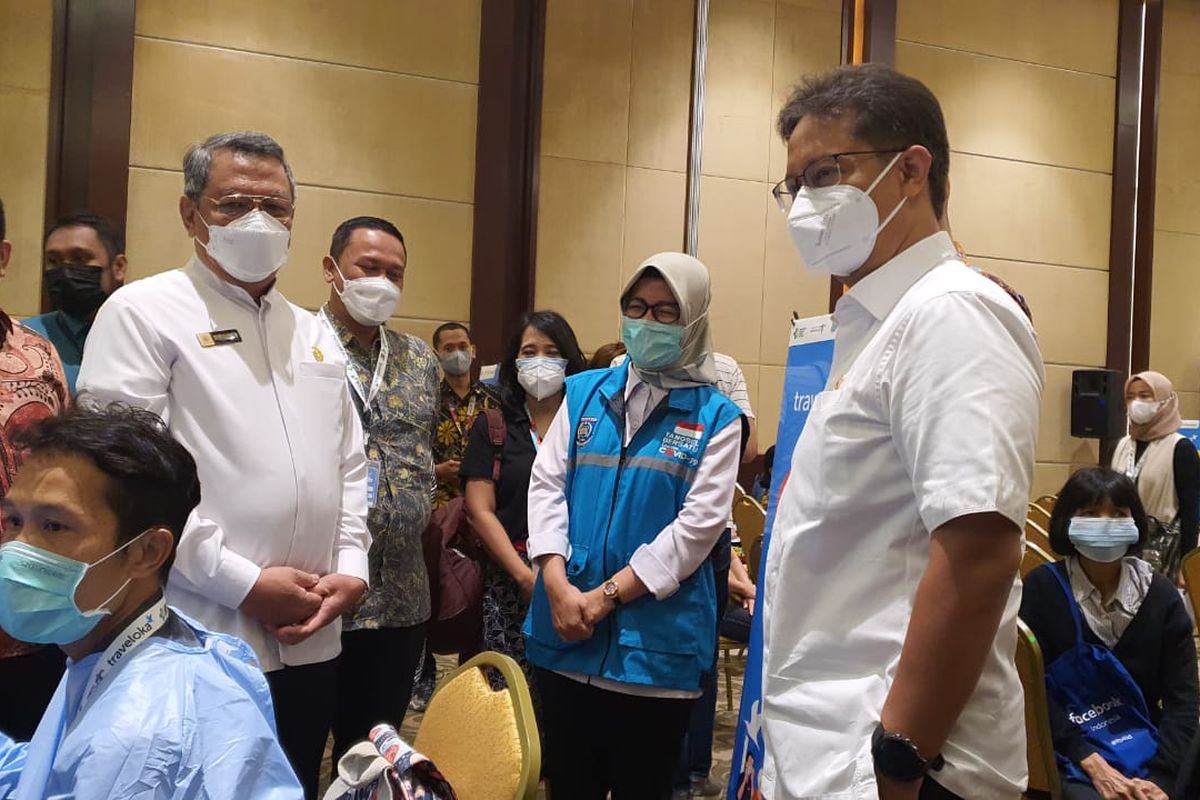 Menteri Kesehatan RI Budi Gunadi Sadikin bersama Wali Kota Tangerang Selatan Benyamin Davnie saat meninjau pelaksaan vaksinasi di wilayah Tangerang Selatan, Rabu (2/5/2021).