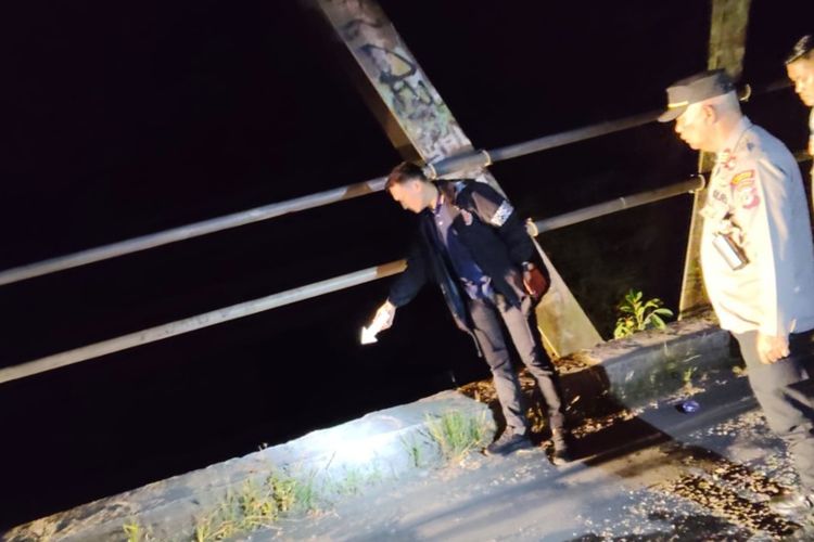 Polisi melakukan olah TKP di lokasi duel maut yang menewaskan seorang pelajar di Kabupaten Cianjur, Jawa Barat.