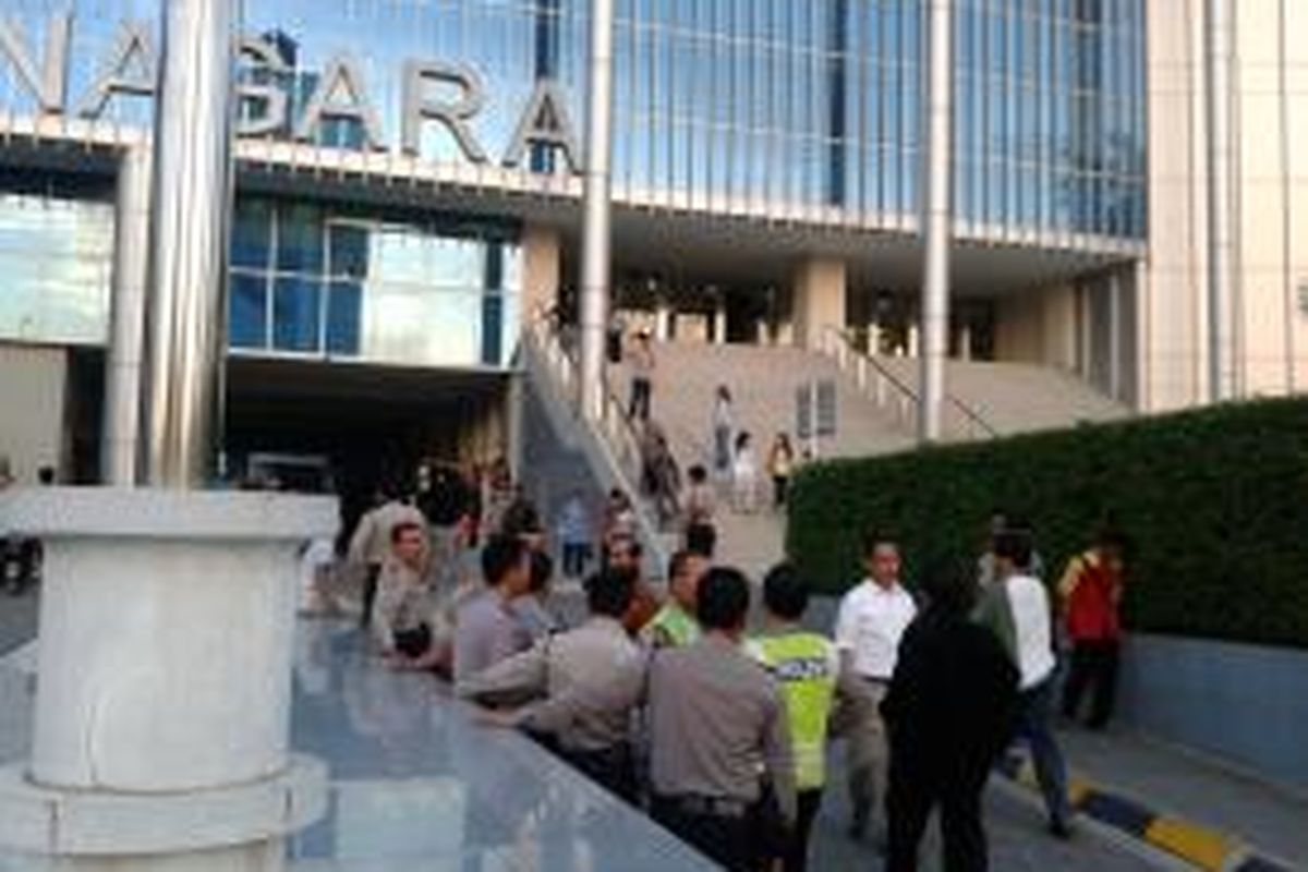 Terlihat sejumlah polisi berjaga-jaga di depan Kampus Universitas Tarumanegara, Jalan S Parman, Jakarta Barat, Jumat (16/8/2013) sore. Akibat permasalahan dalam ospek, anggota BEM Fakultas Hukum dan BEM Universitas Tarumanegara saling bentrok