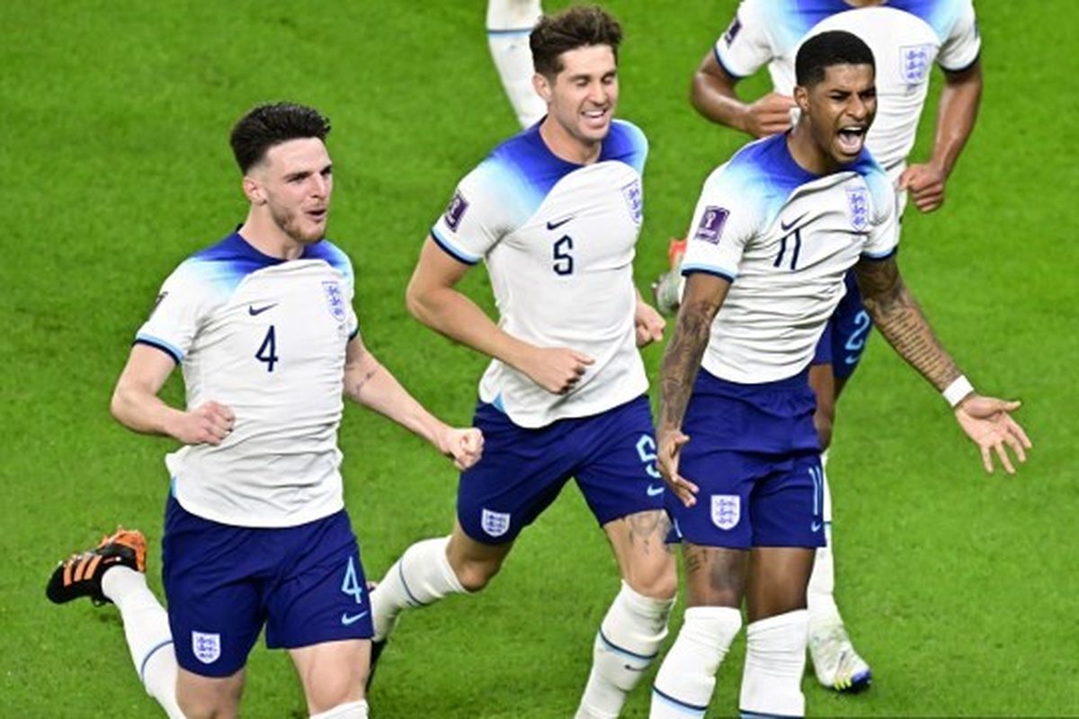Penyerang timnas Inggris, Marcus Rashford (kanan), merayakan gol yang ia cetak ke gawang timnas Wales pada laga terakhir Grup B Piala Dunia 2022 Qatar yang digelar di Stadion Ahmad bin Ali, Al Rayyan, Selasa (29/11/2022) malam waktu setempat. Pada Senin (5/12/2022) dini hari WIB, timnas Inggris akan menghadapi Senegal pada laga babak 16 besar Piala Dunia 2022 di Stadion Al Bayt, Al Khor, Qatar. (Photo by JAVIER SORIANO / AFP)