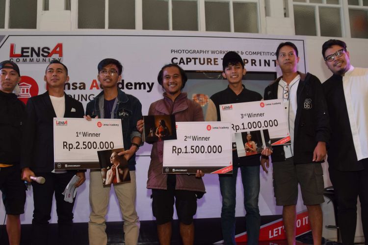 Gregory Chricentius Doanta Sitepu, Muhammad Nur Abdul Hakim, serta Eko Bambang S menjadi pemenang workshop Lensa Academy Capture to Print yang digelar perdana di Gedong Putih, Bandung Barat, Minggu (27/1/2019) lalu. 