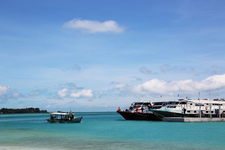 Ilustrasi kapal yang bersandar di Dermaga Pulau Harapan di Kepulauan Seribu, DKI Jakarta. 