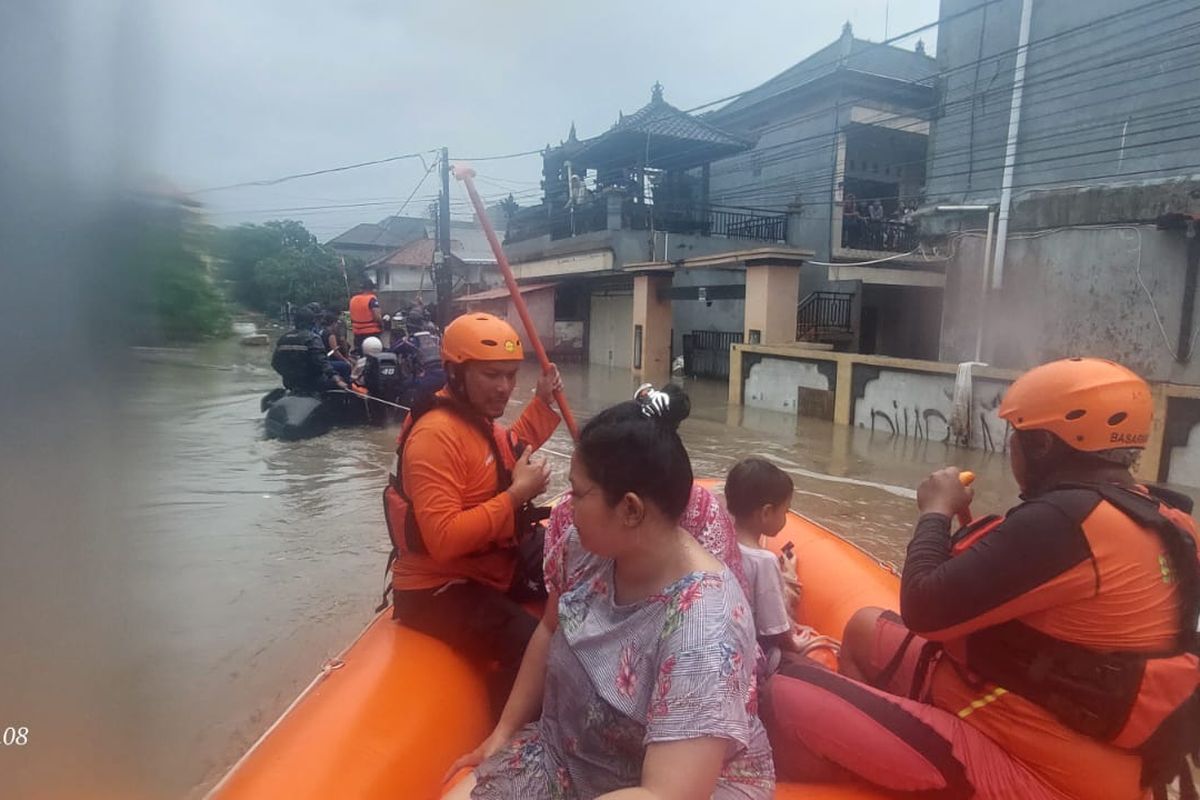 Evakuasi korban banjir di Denpasar, pada Rabu (10/9/2025). 