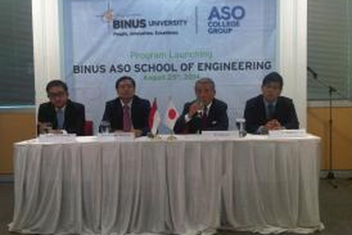 
Rektor Binus University Prof Harjanto Prabowo (kedua dari kiri) dan CEO of ASO College Group, Yutaka Aso, pada jumpa pers Binus-ASO School of Engineering (Base) di The Joseph Wibowo Center, Senin (25/8/2014).