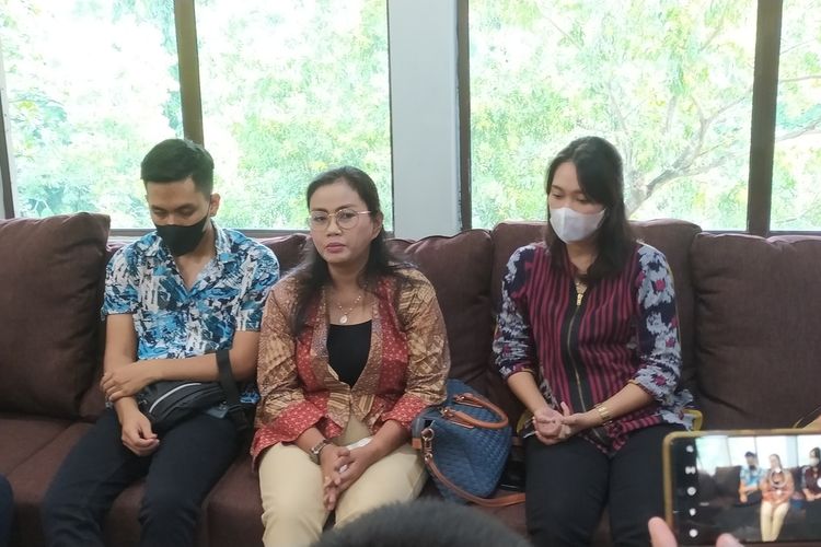 Istri Iwan Boedi dan kedua anaknya saat ditemui di Universitas Katolik (Unika) Soegijapranata Semarang