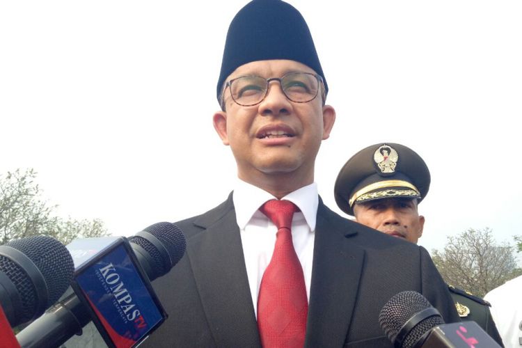 Gubernur DKI Jakarta Anies Baswedan usai ziarah ke makam pahlawan di Taman Makam Pahlawan Kalibata, Jumat (8/6/2018). 