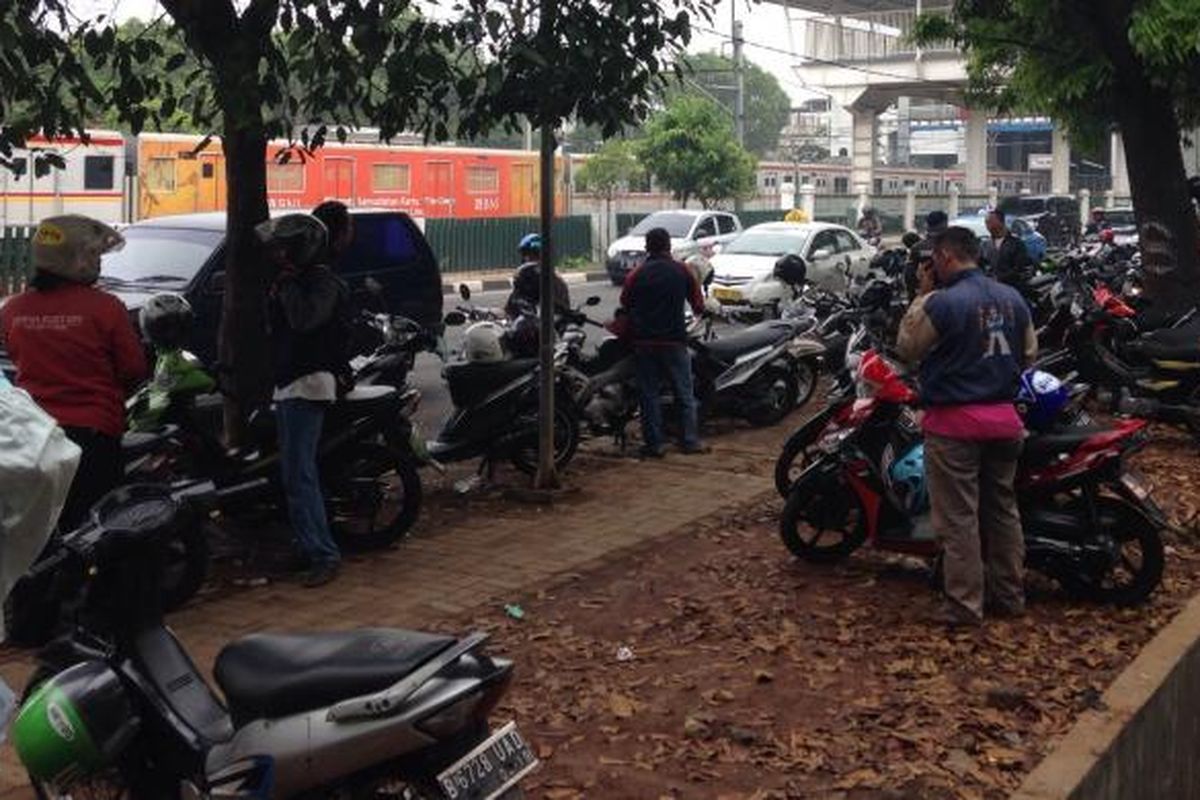 Kondisi trotoar samping Stasiun Palmerah pada Selasa, (3/11) terlihat penuh pengemudi ojek konvensional dan aplikasi.