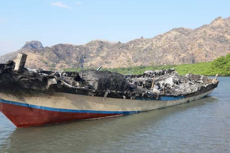 PHOTO:Kapal Lampara Ikan Paus 05 milik Dinas Perikanan Kabupaten Timor Tengah Utara (TTU), Nusa Tenggara Timur (NTT) terbakar