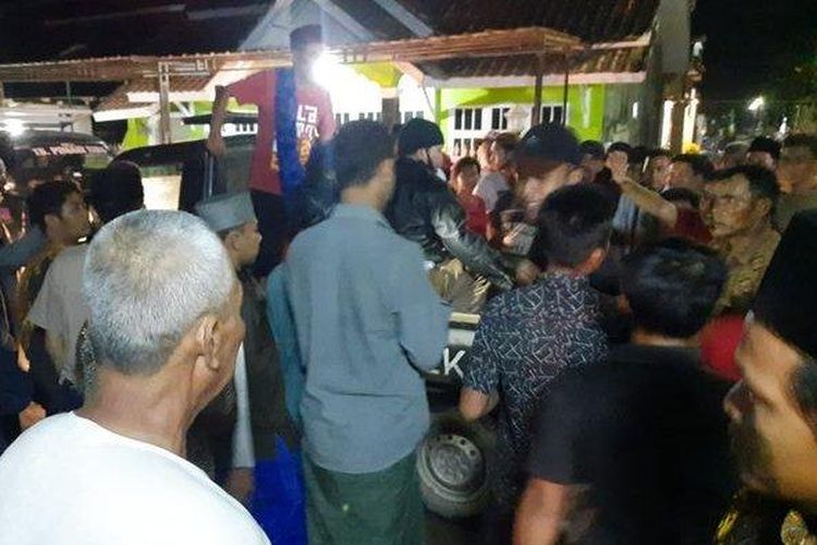Warga mendatangi lokasi penyerangan kepada seorang kiai di Kompleks Pondok Pesantren An-Nur di Desa Tegal Mulya, Kecamatan Krangkeng, Kabupaten Indramayu, Selasa (8/3/2022) sekitar pukul 22.30 WIB. 

