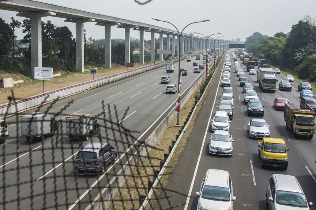 Kendaraan melintas di samping proyek pembangunan kereta ringan atau Light Rail Transit (LRT) rute Cibubur-Cawang di Tol Jagorawi, Cibubur, Jakarta, Kamis (10/8/2017). Pengerjaan proyek pembangunan LRT Jabodetabek yang meliputi tiga rute, yaitu  rute Cibubur-Cawang sepanjang 14,5 km telah mencapai 37 persen, rute Bekasi Timur-Cawang sepanjang 17,1 km telah mencapai 17 persen sementara rute Cawang-Dukuh Atas sepanjang 10,5 km baru mencapai tiga persen. ANTARA FOTO/Aprillio Akbar/aww/17.