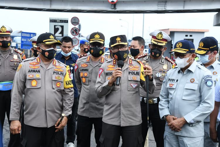 Kepala Korps Lalu Lintas (Kakorlantas) Polri, Irjen Pol Istiono menyebut terjadi penurunan jumlah wisatawan yang melintasi Banyuwangi menuju Bali. 