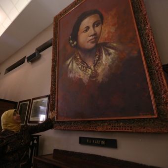 Pengunjung mengamati benda peninggalan RA Kartini di Museum Kartini Jepara, Jawa Tengah, Senin (15/5/2017). Museum ini berisi berbagai benda peninggalan RA Kartini semasa kecil hingga remaja.