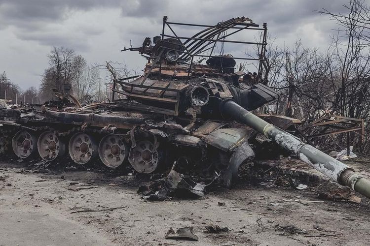 Tank T-80 Rusia yang hancur dan terbakar teronggok di pinggir jalan di Ukraina.