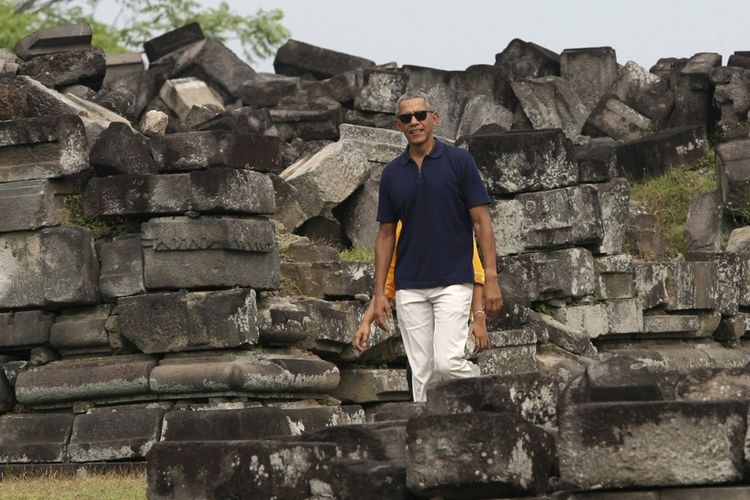 Mantan presiden AS Barack Obama berjalan saat berwisata di Candi Prambanan, Yogyakarta, Kamis (29/6/2017). Obama berlibur ke Indonesia selama 10 hari dan berencana mengunjungi sejumlah kota, yaitu Bali, Yogyakarta, dan Jakarta.