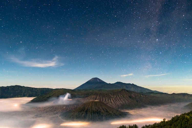 Pemandangan Gunung Batok, Bromo, dan Semeru dari Penanjakan 1 menjelang matahari terbit