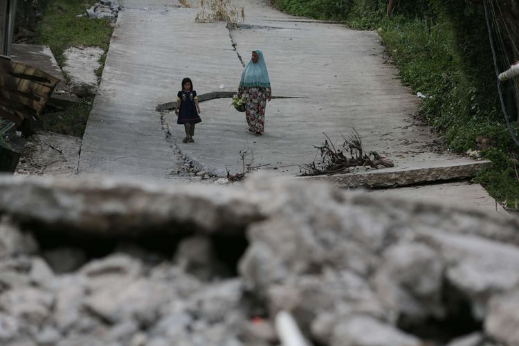 Kondisi kerusakan jalan akibat pergeseran tanah di Kampung Curug, Desa Bojong Koneng, Kecamatan Babakan Madang, Kabupaten Bogor, Jawa Barat, Senin (19/9/2022). Badan Penanggulangan Bencana Daerah (BPBD) setempat mencatat, 71 unit rumah yang mengalami kerusakan 116 orang diungsikan.