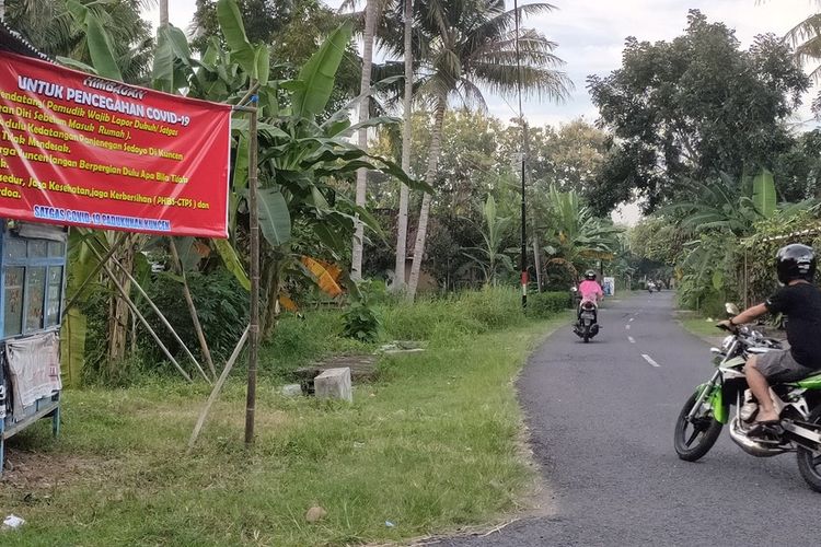 Warga cukup antusias memantau kehadiran pemudik di Kalurahan Bendungan, Kapanewon Wates, Kabupaten Kulon Progo, Daerah Istimewa Yogyakarta.