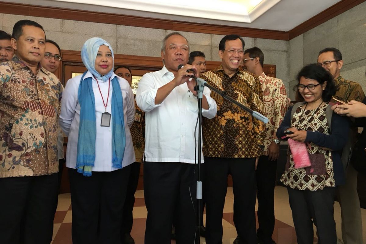 Menteri Pekerjaan Umum dan Perumahan Rakyat Basuki Hadimuljono bersama Direktur Jenderal Pajak Robert Pakpahan saat sosialisasi penyampaian SPT Wajib Pajak Orang Pribadi di gedung Kementerian Pekerjaan Umum dan Perumahan Rakyat, Jakarta Selatan, Selasa (20/3/2018) pagi.