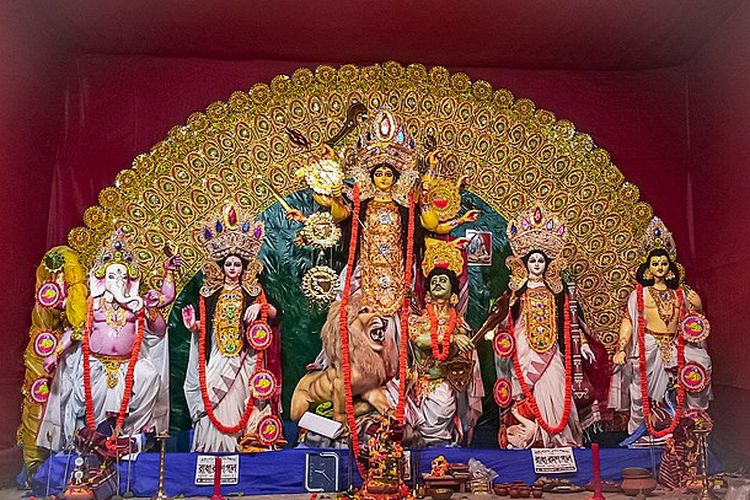 Di India, Durga tersohor sebagai pembunuh Mahishasura dalam sosok seorang dewi dengan banyak tangan yang masing-masing membawa senjata pamungkas berbentuk cakra, trisula, panah, tumbak, pedang, perisai, pisau sambil berkendaraan singa. 