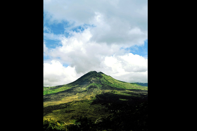 Gunung Abang terletak di dekat Gunung Batur Bali. Dua orang remaja tersesat saat mendaki Gunung Abang di Kabupaten Bangli, Provinsi Bali dan berhasil dievakuasi turun oleh personel Basarnas Bali, Sabtu (21/9/2025) malam.