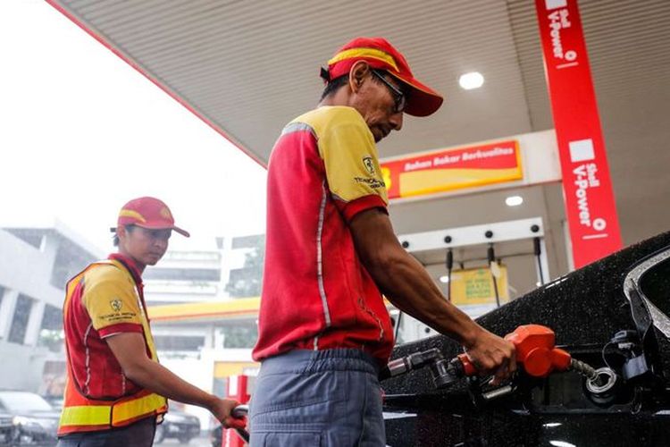Petugas SPBU Shell mengisi bahan bakar minyak (BBM) beberapa waktu lalu.