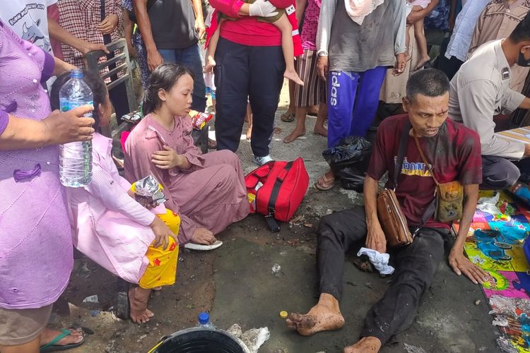 Polisi Sektor Panjatan dan PMI Kulon Progo evakuasi korban kecelakaan di jalur lintas Selatan Kabupaten Kulon Progo, Daerah Istimewa Yogyakarta. Delapan orang luka ringan hingga berat, terdiri dua pria dewasa, dua perempuan dewasa, tiga anak-anak dan satu bayi delapan bulan.
