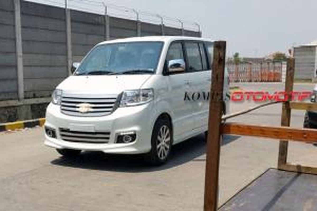 Suzuki APV Luxury 2 tertangkap kamera sedang melintas di daerah industri Cakung, Jakarta Timur, Kamis (11/9/2014).