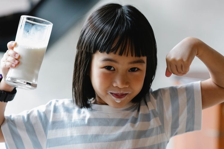 Susu dan produk olahannya, termasuk keju dan yoghurt mengandung sekitar 275-500 mg kalsium.