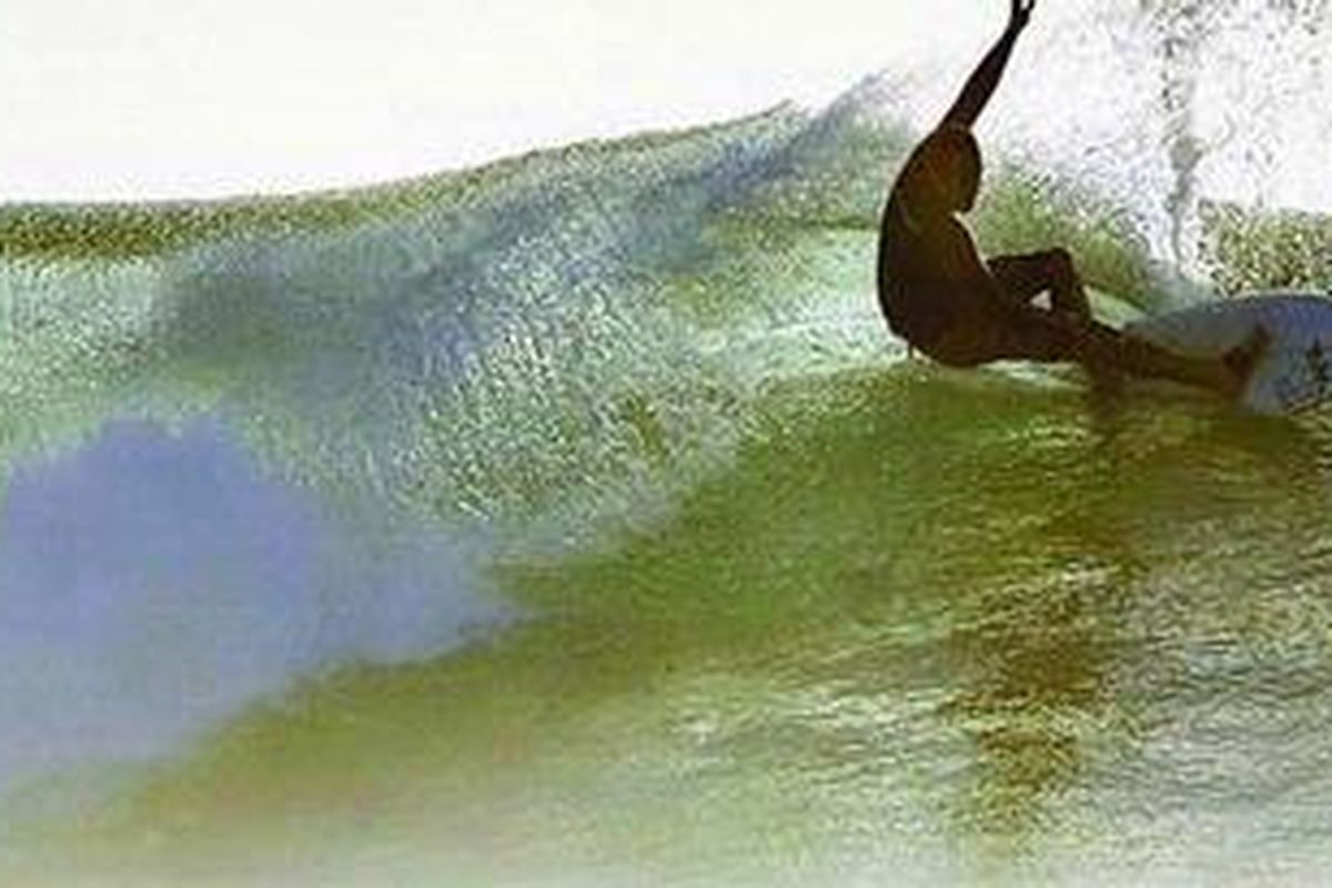 Wisatawan asing menikmati permainan selancar di gulungan ombak Pantai Plengkung yang masuk kawasan konservasi Taman Nasional Alas Purwo, Kabupaten Banyuwangi, Jawa Timur.