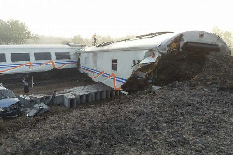 Inilah rangkaian kereta Sancaka yang anjlok pasca bertabrakan dengan truk trailer di perlintasan kereta api tanpa palang pintu di desa Sambirejo, Kecamatan Mantingan, Kabupaten Ngawi 