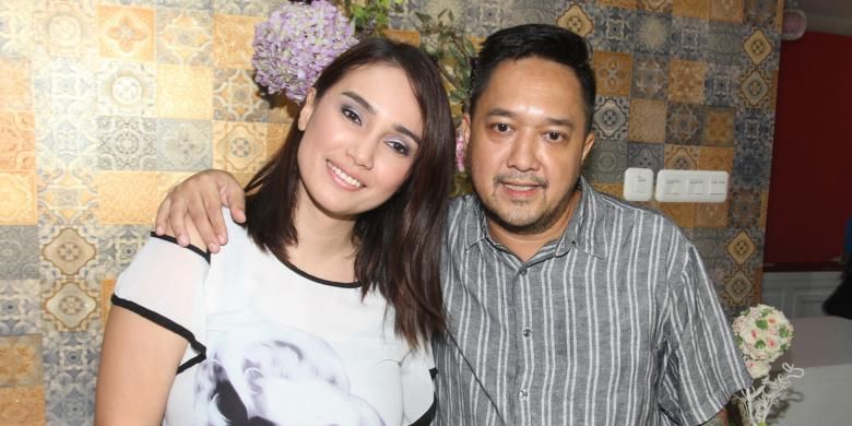 Feby Febiola dan Franky Sihombing diabadikan di kawasan Kelapa Gading, Jakarta Utara, Kamis (3/12/2015).