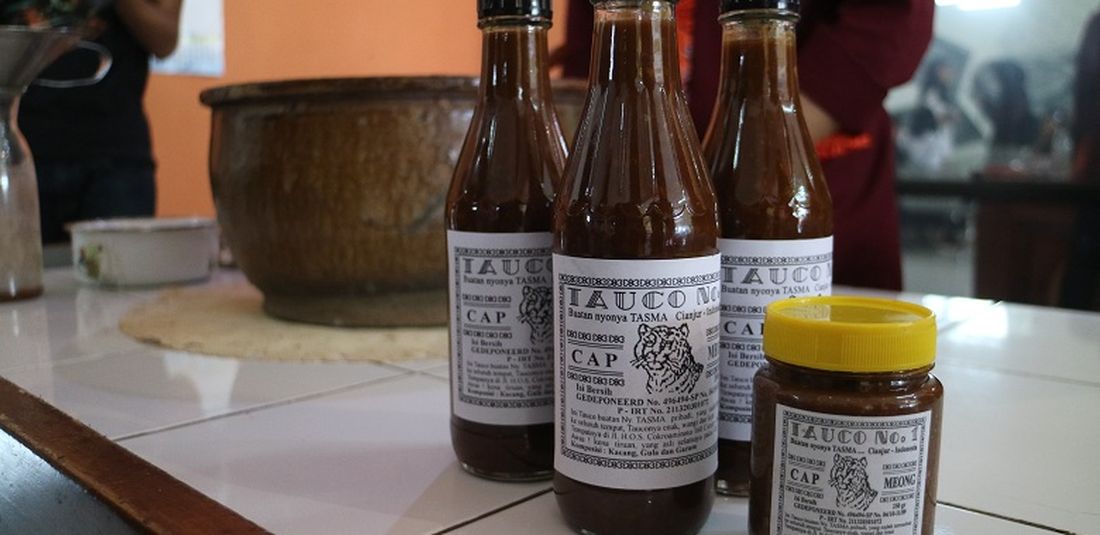 Tauco Cap Meong, merek tauco terkenal yang berasal dari Cianjur, berdiri sejak 1880 resep dan cara pembuatan masih mengunakan cara tradisional dan tidak dirubah sejak awal.