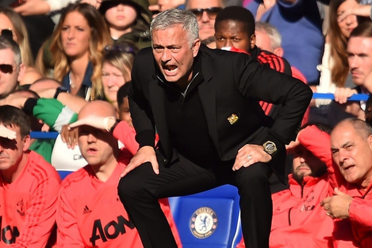 Ekspresi pelatih Manchester United, Jose Mourinho, dalam laga Liga Inggris melawan Chelsea di Stadion Stamford Bridge, London, Inggris pada 20 Oktober 2018.
