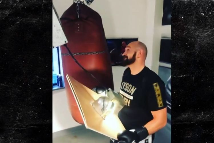 Tyson Fury menatap langit-langit seusai samsak yang ia pukuli lepas dan membuat atap di sasasana Morecambe Bay rubuh pada Selasa (17/11/2020).