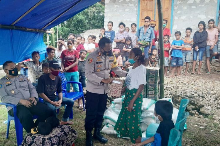 Kapolres Sumba Barat AKBP FX Irwan Arianto menyerahkan bantuan sosial kepada Regina Deta Karere di Kampung Rada Loko, Desa Mali Iha, Kecamatan Kodi, Kabupaten Sumba Barat Daya, Rabu (16/12/2020).