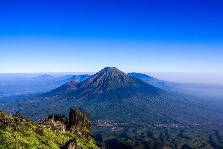 Gunung Sindoro dilihat dari Gunung Sumbing