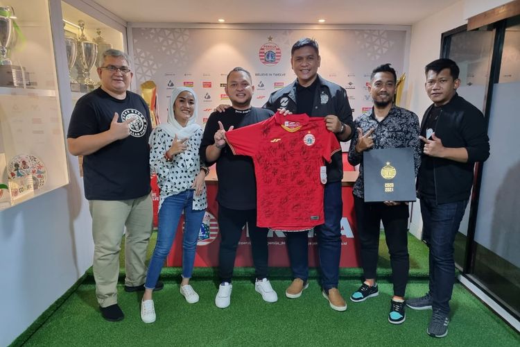 Manajemen Persija Jakarta bersama Zainal Hudha Purnama selaku Owner Viral Blast Global dalam prosesi serah terima jersey pada Jumat (24/12/2021).