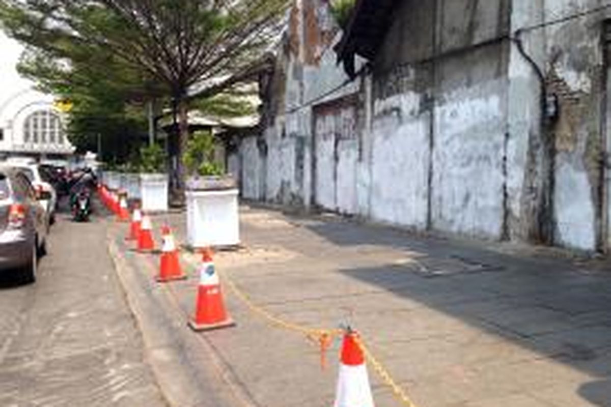 Kondisi Jalan Lada yang mengarah ke Stasiun Jakarta Kota, Kawasan Kota Tua, Jakarta Barat, Rabu (9/9/2015) telah diberi pembatas agar tidak ditempati pedagang kaki lima lagi. 