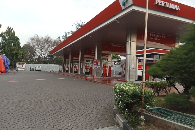 Situasi di SPBU Pertamina Jalan Kemanggisan Raya, Palmerah, Jakarta Barat yang masih tutup hingga Senin (13/10/2025) usai insiden kebakaran truk tangki BBM