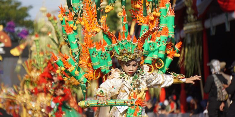 Seorang talent menggunakan konstum Tapekong di  Banyuwangi Ethno Carnival (BEC) 2018, Minggu (29/7/2018).