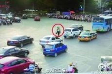 Polantas di China Gendong Pria Tua yang Kesulitan Menyeberang Jalan