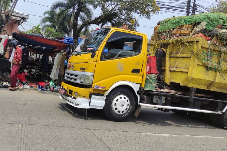 Truk sampah sedang melintas di Jalan Raya Merdeka, Kota Bogor, Jawa Barat, Senin (13/1/2023).