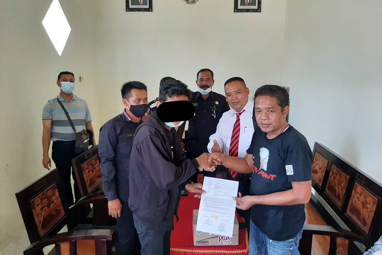 Tersangka pencurian AS (kiri) mendapatkan maaf dan bantuan sembako dari korbannya, di Kantor Polsek Srono, Kabupaten Banyuwangi, Jawa Timur, Jumat (26/11/2021).