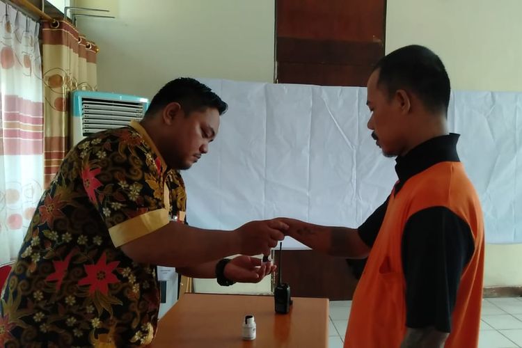 Salah seorang pasien dengan gangguan jiwa di RSJ Kalbar, mencelupkan jarinya ke tinta usai pencoblosan, Rabu (17/4/2019).