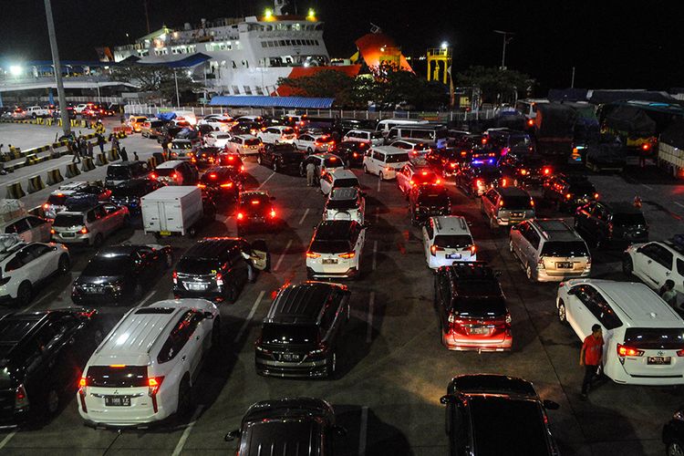 Ilustrasi: Sejumlah kendaraan antre memasuki kapal ferry di Pelabuhan Merak, Banten, Selasa (24/12/2019) dini hari. 