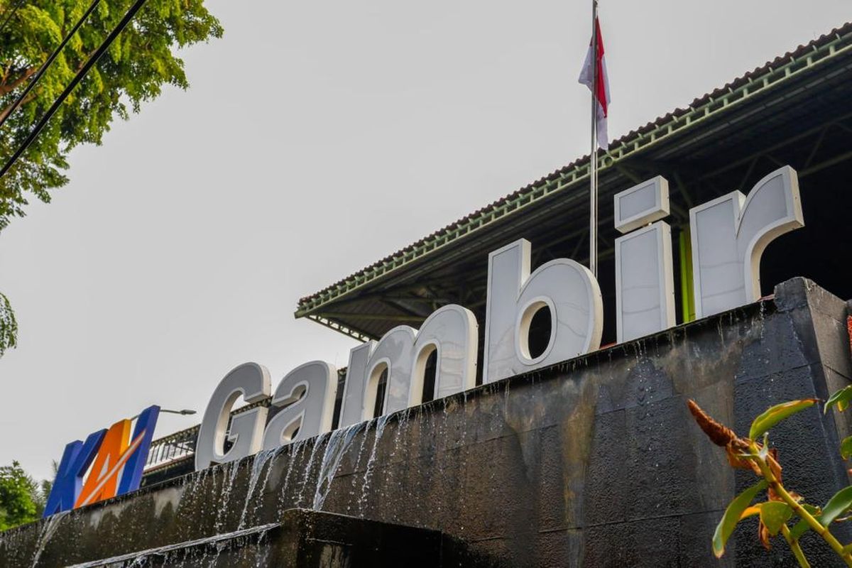 Stasiun Gambir, stasiun yang melayani fasilitas Face Recognition Boarding.